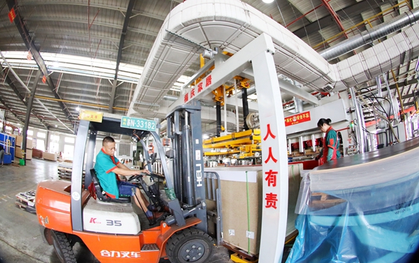 沭陽(yáng)縣一公司車(chē)間內(nèi)一派緊張有序的繁忙景象。沭陽(yáng)縣委宣傳部供圖