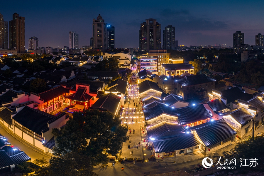 熙南里歷史文化休閑街區(qū)夜景。熙熙攝
