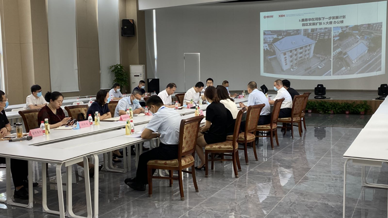 河?xùn)|區(qū)委書記范少軍一行深入老電建公司辦公園區(qū)就盤活園區(qū)工作進行部署研究。河?xùn)|區(qū)供圖