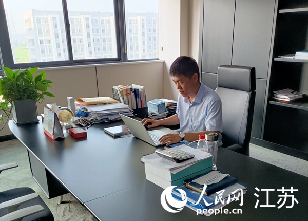 江蘇海安市2021年引進(jìn)的高端人才朱涼偉博士。人民網(wǎng)記者 王繼亮攝