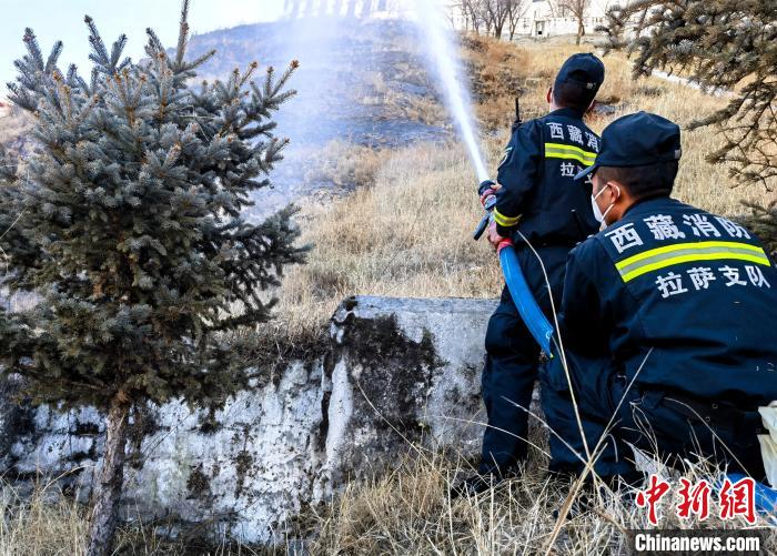 12月6日，布達(dá)拉宮消防救援大隊(duì)在布達(dá)拉宮山體林草區(qū)域開展?jié)窕ぷ鳌！㈣?攝