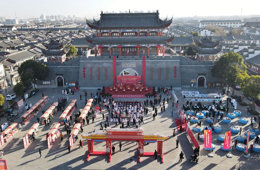 城門掛春聯(lián)，金湖沖刺“開門紅”。陳義寶攝