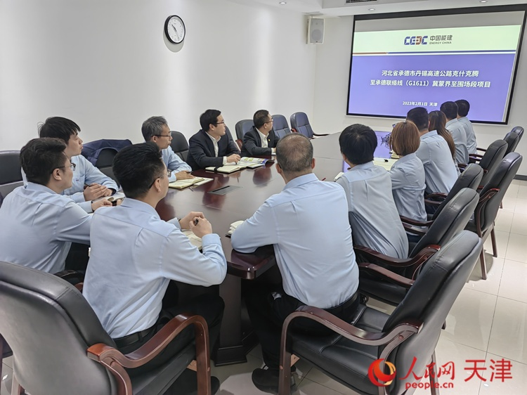 近日，中能建路橋工程有限公司領(lǐng)導(dǎo)班子成員與員工開會(huì)討論，如何根據(jù)今年的項(xiàng)目招聘合適的優(yōu)秀人才。  人民網(wǎng) 孫翼飛攝