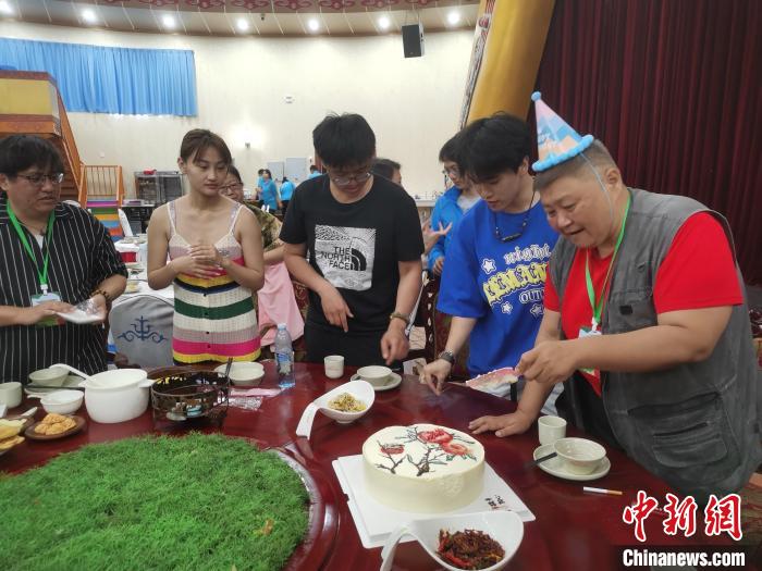 圖為內(nèi)蒙古臺(tái)辦為臺(tái)胞過(guò)生日?！±類?ài)平 攝