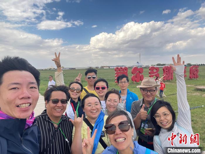 圖為臺(tái)胞在鄂爾多斯草原合影。　葉冠賢 攝