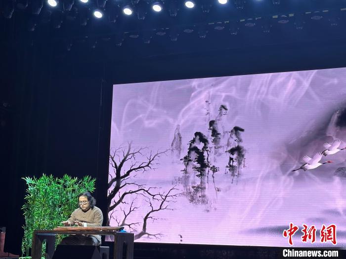 閩派古琴名家陳志強(qiáng)演奏一曲《流水》?！堺惥?攝