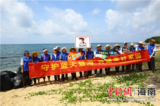 環(huán)保志愿者呼吁停止隨地扔垃圾、破壞環(huán)境等不文明行為。
