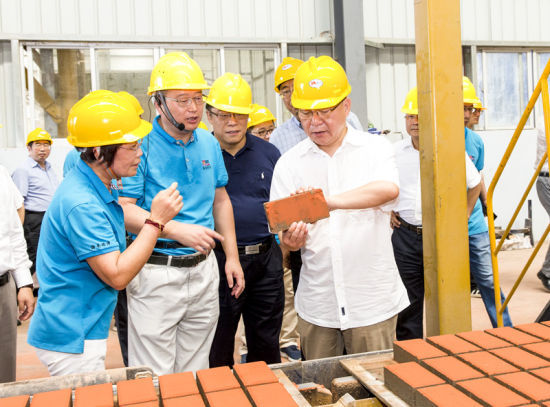 2019年6月21日下午，省長沈曉明在三亞建筑廢棄物綜合利用廠，查看用建筑廢棄物綜合處理后制成的再生水泥磚。海南日?qǐng)?bào)記者 宋國強(qiáng) 攝
