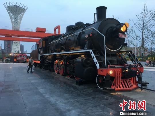 公園內(nèi)保留布置了蒸汽時代火車頭?！「呒t超 攝