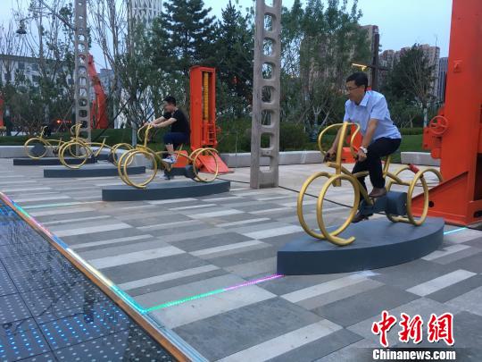 市民使用公園內(nèi)的健身設(shè)施?！「呒t超 攝