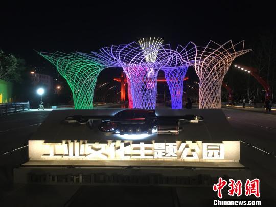 夜晚，奧運(yùn)“五色樹”的燈光?！「呒t超 攝