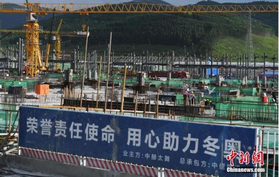 6月28日，河北張家口冬奧會太子城冰雪小鎮(zhèn)項(xiàng)目現(xiàn)場。太子城冰雪小鎮(zhèn)項(xiàng)目位于2022年冬奧會張家口賽區(qū)核心區(qū)，連接張家口賽區(qū)云頂和古楊樹兩個競賽場館群，建成后將承擔(dān)賽時核心區(qū)配套保障功能，提供冬奧頒獎、貴賓接待、交通換乘、休閑娛樂等服務(wù)，賽后將成為一座國際化四季度假小鎮(zhèn)。 中新社記者 楊艷敏 攝
