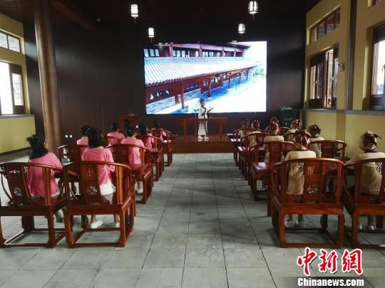學生們在大原書院誦讀國學經(jīng)典?！⊥貔i 攝