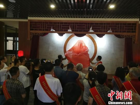 為董子石像揭幕。　王鵬 攝