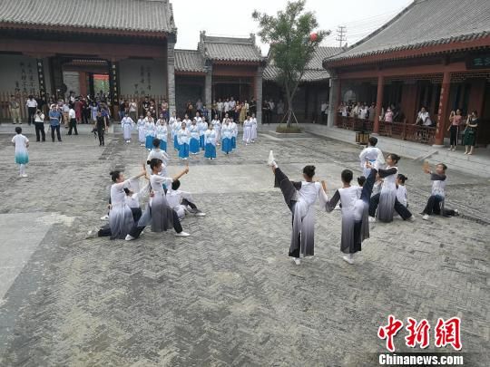 誦讀國學經(jīng)典展演。　王鵬 攝