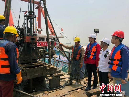 圖為勘察設(shè)計(jì)人員與常熟海事局執(zhí)法船在現(xiàn)場配合鉆探施工?！∥赫?攝