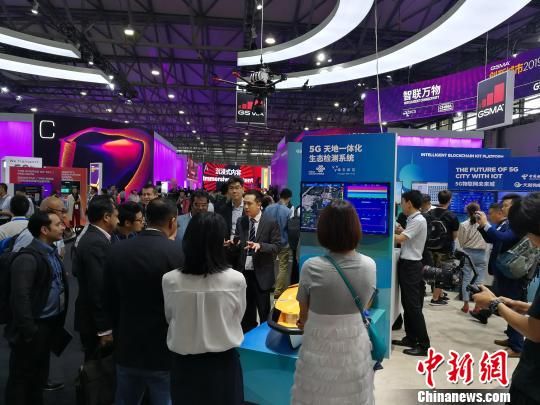 雄安新區(qū)展臺(tái)吸引不少眾多觀眾駐足關(guān)注?！∪伟厮?攝