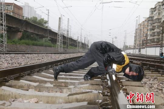 蘭州西工務(wù)段蘭州線路車間職工檢查線路幾何尺寸?！⊥豕廨x 攝