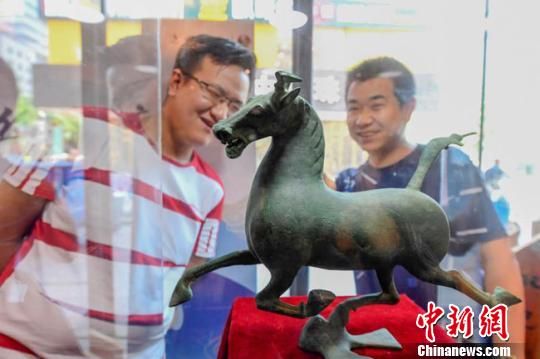 甘肅省博物館將榮登《國家寶藏》的文物銅奔馬和人頭形器口彩陶瓶搬到了絲路如意餐廳，讓顧客在餐廳內(nèi)就能近距離的和文物面對面。　鐘欣 攝