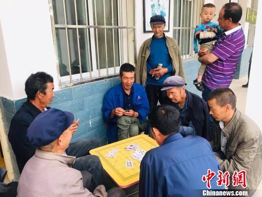 圖為老年人“興趣驛站”中的棋牌組?！“瑧c龍 攝