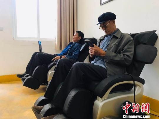 袁家壩村老年人使用按摩椅?！“瑧c龍 攝