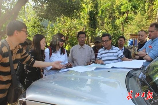 在尼泊爾，武漢市土地利用和城市空間規(guī)劃研究中心設(shè)計(jì)團(tuán)隊(duì)現(xiàn)場踏勘。(武漢市土地利用和城市空間規(guī)劃研究中心 供圖)