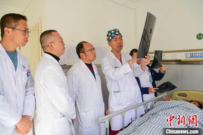 圖為醫(yī)療援藏專家何蔚(站右二)與馮敬云(左二)、廖濤(左三)等人討論患者病情。(資料圖) 貢嘎來(lái)松 攝