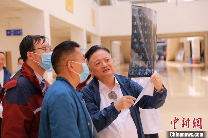 上海專家們采用“一對一”指導等方式，帶動日喀則市人民醫(yī)院科室、醫(yī)生業(yè)務水平的提升?！∩虾＝淮筢t(yī)學院供圖