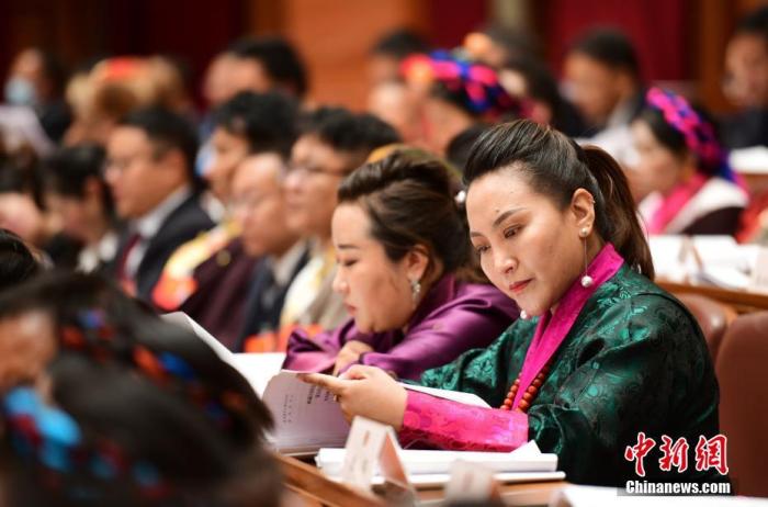 1月5日，次旦卓嘎(右一)在拉薩參加西藏自治區(qū)第十一屆人民代表大會第五次會議第二次全體會議。西藏自治區(qū)人大代表次旦卓嘎來自日喀則市定日縣，定日縣被稱為“洛諧故鄉(xiāng)”，作為西藏民間歌舞，洛諧已被列入中國國家非物質(zhì)文化遺產(chǎn)項目名錄，這是集歌、舞、樂、彈唱于一體的綜合藝術(shù)形式。參加完西藏2022年新年音樂會的次旦卓嘎告訴記者，每年參加的基層演出可達80場，“我希望用最純粹的方式，把最好的聲音帶到西藏乃至中國的各個角落?！?<a target='_blank' href='/'><p  align=