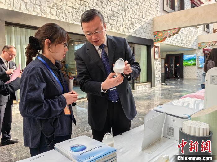 圖為簽約企業(yè)現(xiàn)場(chǎng)推介自己的產(chǎn)品?！≮w延 攝