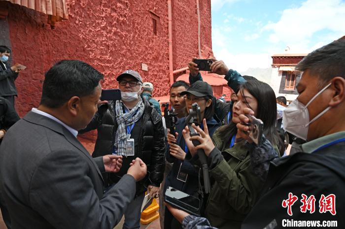 圖為中外媒體采訪布達拉宮管理處相關負責人?！≮w朗 攝
