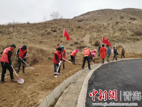 圖為尖扎干部職工生態(tài)建設和環(huán)境保護現(xiàn)場。尖宣 供圖