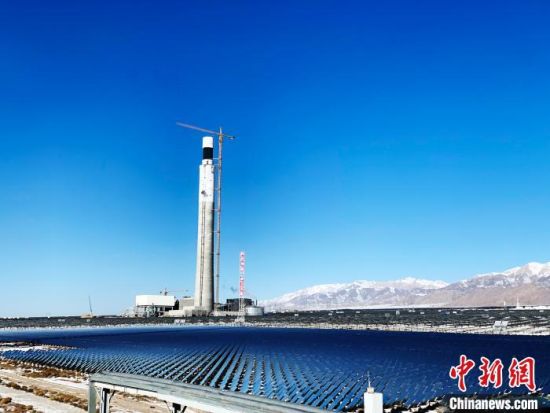 圖為地處柴達木盆地的光伏電站?！O睿　攝