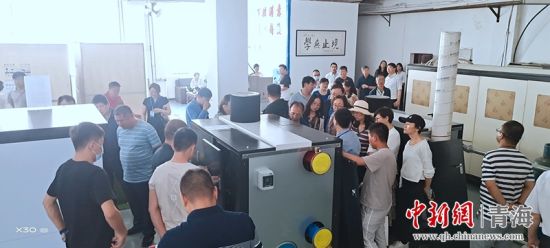圖為行業(yè)內(nèi)人員進(jìn)行項(xiàng)目參觀。 活動(dòng)主辦方供圖