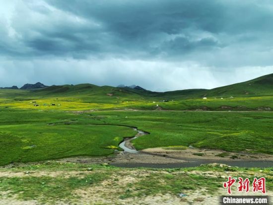 自2005年啟動(dòng)三江源生態(tài)保護(hù)和建設(shè)工程以來(lái)，果洛州共治理黑土灘315.11萬(wàn)畝，使果洛州生態(tài)環(huán)境15年來(lái)得到明顯好轉(zhuǎn)?！O睿 攝