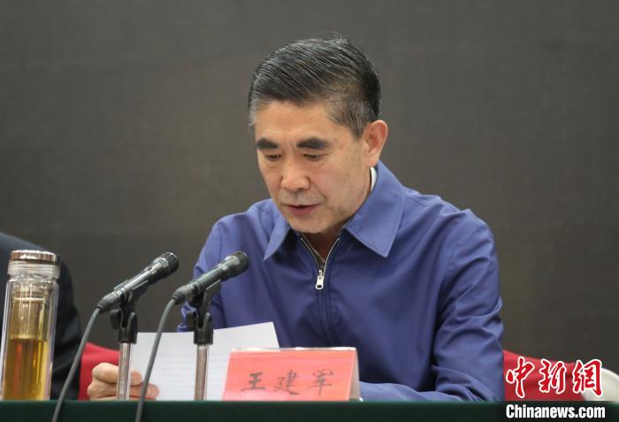 圖為青海省委書(shū)記王建軍出席會(huì)議并作講話?！?zhí)砀?攝