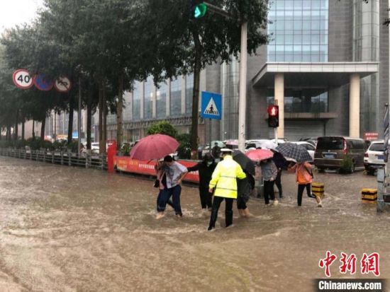 8月28日，青海省東部出現(xiàn)強(qiáng)降水天氣過程，其中西寧地區(qū)出現(xiàn)入汛以來雨量最大、強(qiáng)度最大的強(qiáng)降水過程。西寧交警供圖