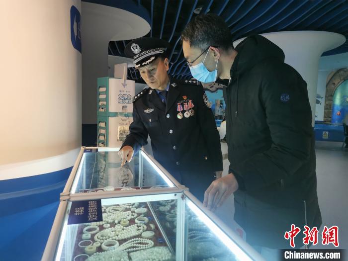 圖為森林警察為游客講解查獲這些象牙制品過程中發(fā)生的真實故事?！∥乃碱?攝