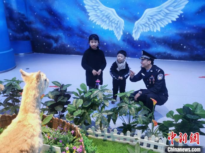 圖為森林警察為小朋友科普野生動物保護知識?！∥乃碱?攝