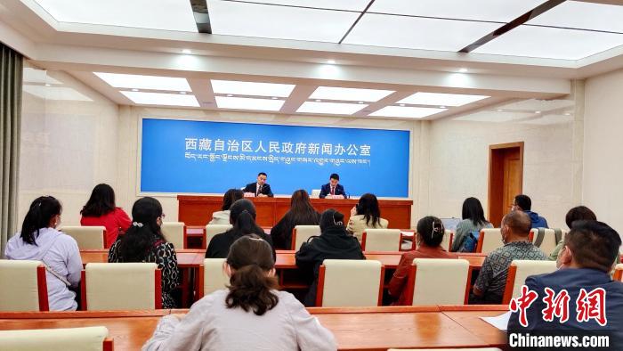 圖為西藏阿里地區(qū)在拉薩召開新聞發(fā)布會，發(fā)布西藏和平解放70年來阿里地區(qū)經(jīng)濟(jì)社會發(fā)展成就。　貢桑拉姆 攝