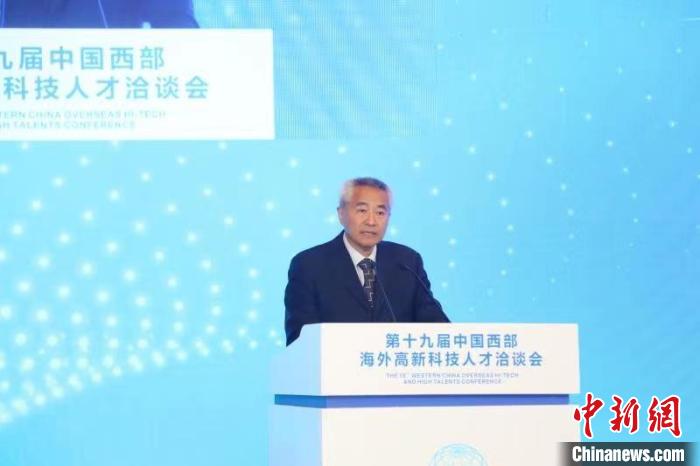 全國政協(xié)副主席、九三學(xué)社中央常務(wù)副主席邵鴻出席論壇并致辭?！∷拇ㄊ∥y(tǒng)戰(zhàn)部供圖