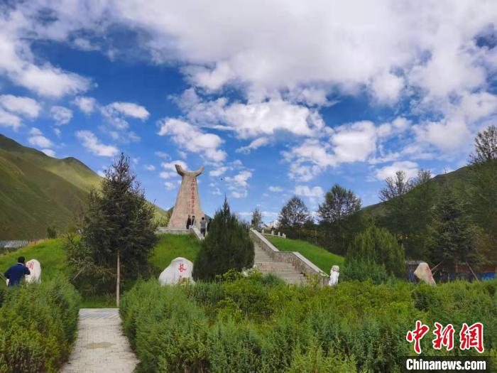 圖為三江源自然保護區(qū)紀(jì)念碑?！∏嗪Ｊ∥幕吐糜螐d供圖
