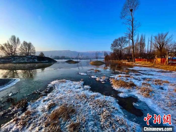 青海黃河岸畔：冰凌在河面作畫(huà)，幽靜美麗