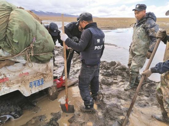 巡山途中車輛陷入泥坑。