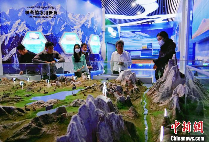 圖為中外嘉賓在玉樹(shù)州博物館內(nèi)參觀?！●R銘言 攝