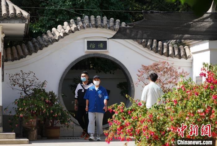 圖為市民在西寧園林植物園內(nèi)觀花賞景。　馬銘言 攝