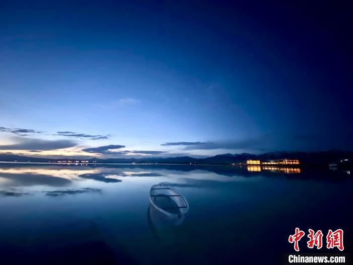 圖為茶卡天空壹號(hào)景區(qū)?！±罱瓕?攝