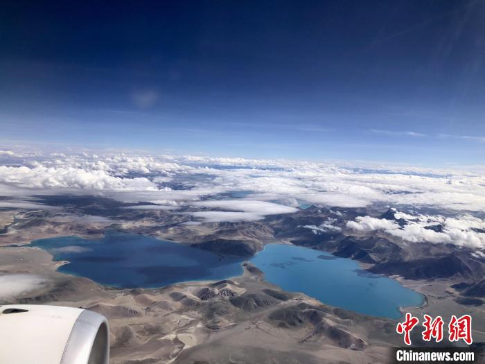 西藏阿里到拉薩航班途經(jīng)的高原湖泊。　<a target='_blank' href='/'><p  align=
