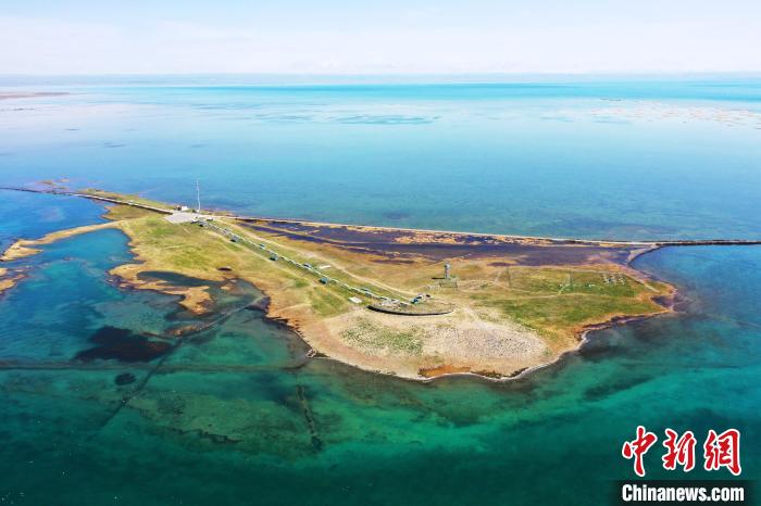 圖為無(wú)人機(jī)航拍青海湖。　趙海梅 攝