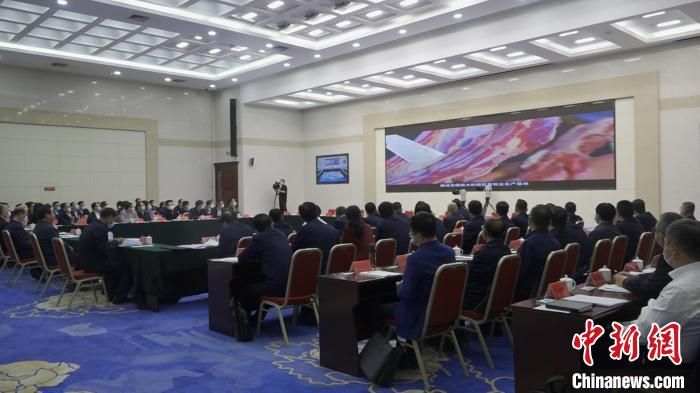 圖為部省共同打造青海綠色有機農畜產品輸出地推進會議現(xiàn)場。　李江寧 攝